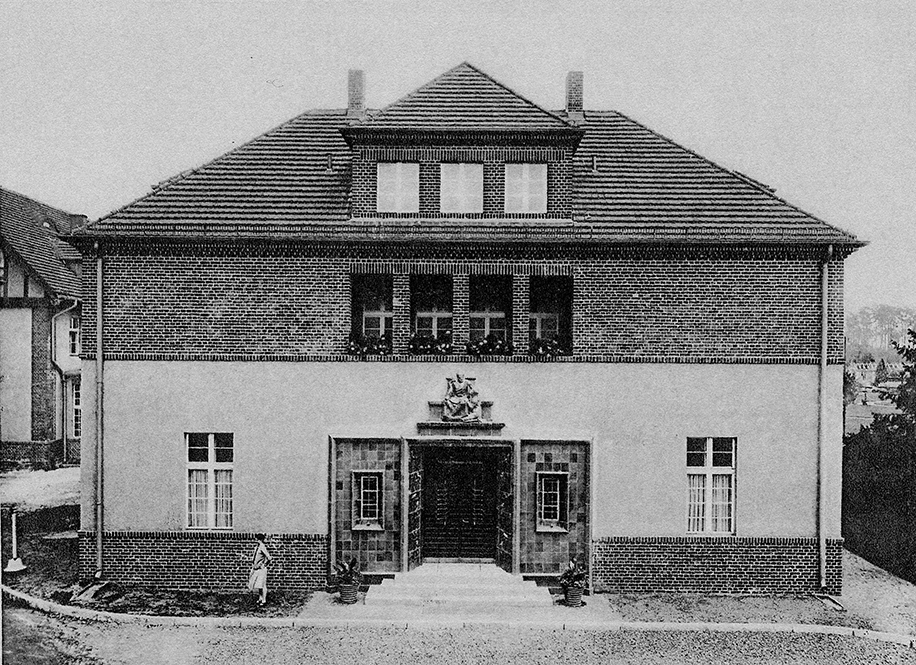 Das Verwaltungsgebäude ist in seinem Haupteingang möglichst wenig spitalmäßig durchgebildet Das Verwaltungsgebäude ist in seinem Haupteingang möglichst wenig spitalmäßig durchgebildet